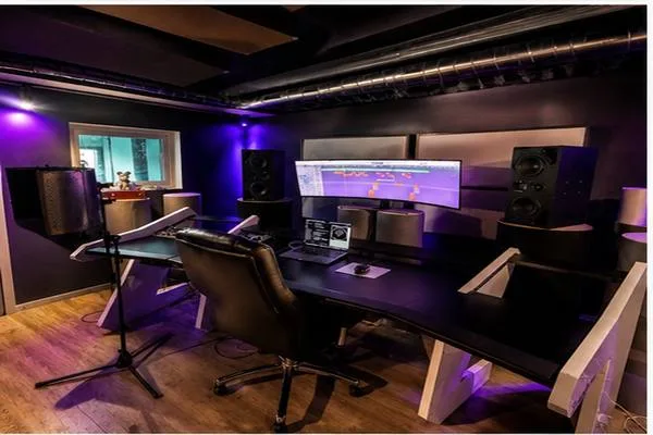 Mischpult und Arbeitsplatz im Goodlife Music Studio